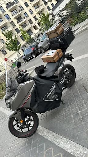 Scooter de livraison chargé de colis