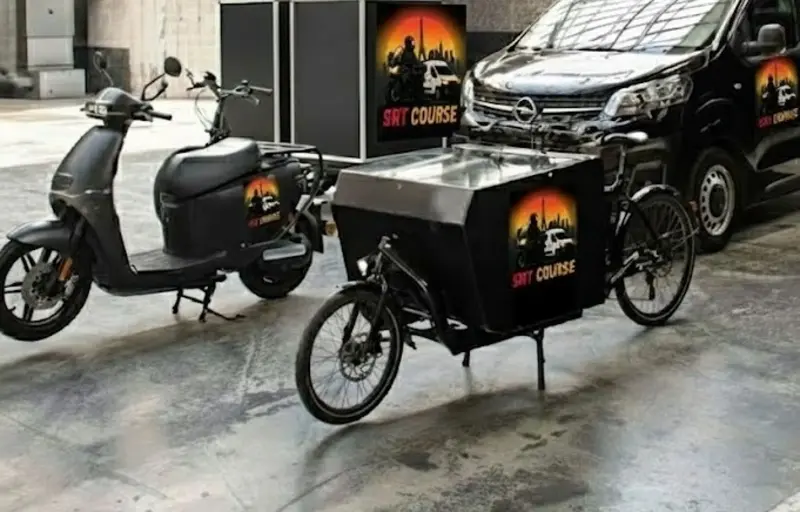 Scooter, vélo cargo et fourgon aux couleurs de SRT Course